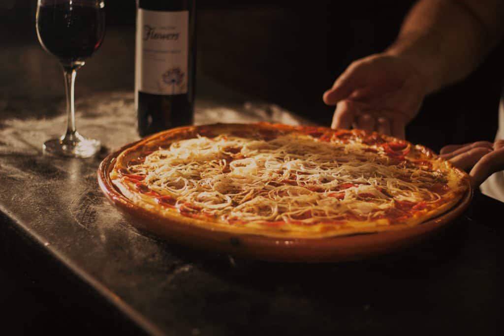 6 Best Pizza Pans in 2020 for Lip-Smacking Pizza Crust